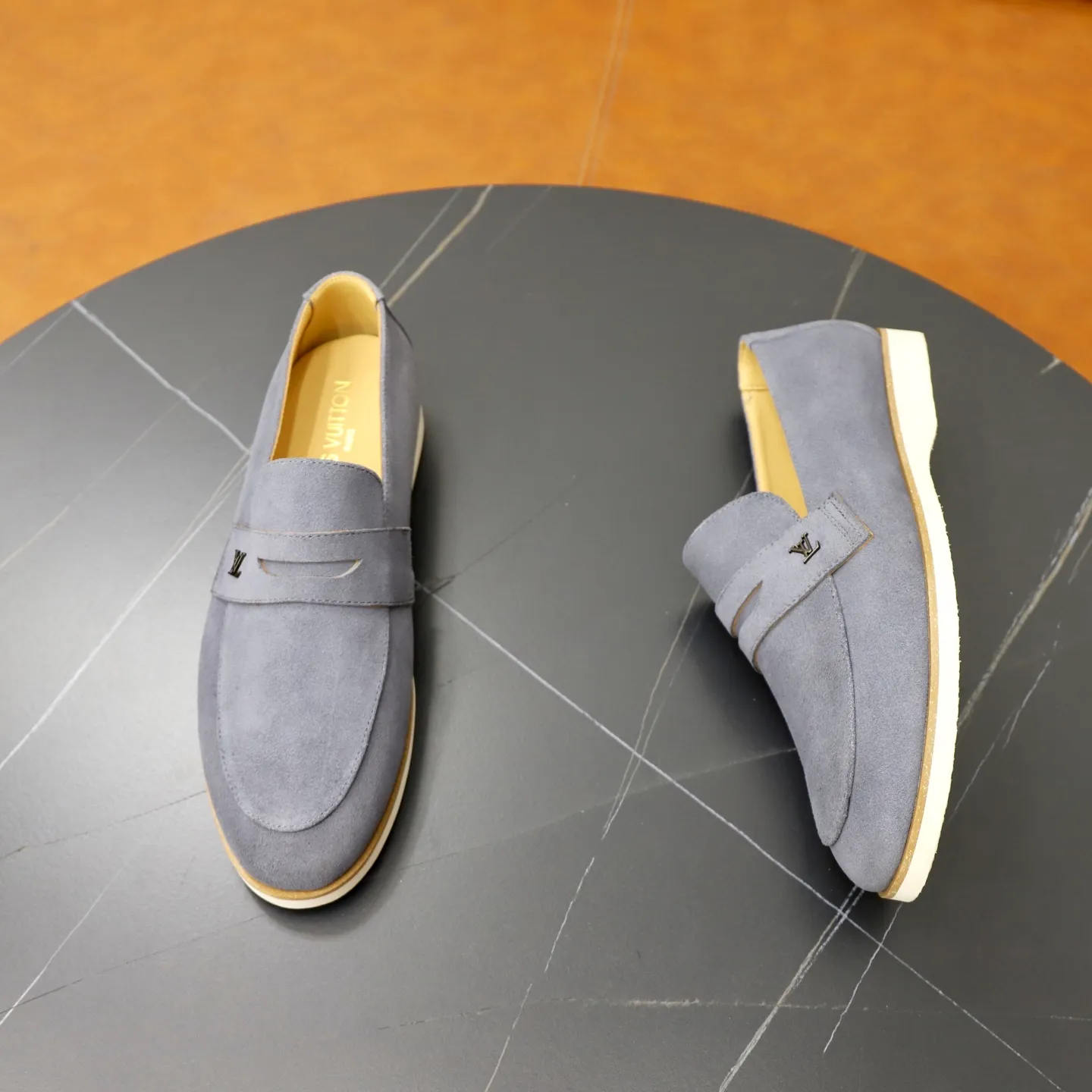 Ex-factory price: 442💰🙅‍♂️🙅‍♂️🙅‍♂️ Brand: LV Louis Vuitton Standard code: 38-44 (45 customized) Grade: Same as the official website Material: Original cow suede material stitching Comfortable and breathable cowhide lining Lightweight wear-resistant foam outsole Style category: Men's fashionable casual shoes Running sports shoes Distinguished luxury brand elements Top luxury color: actual picture color